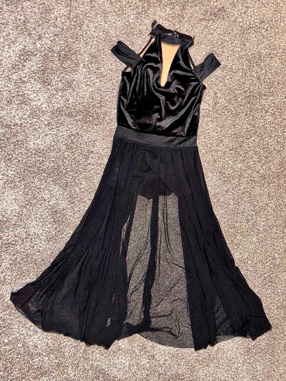 Black velvet gothic dress with lace trim - Picture 2 of 5